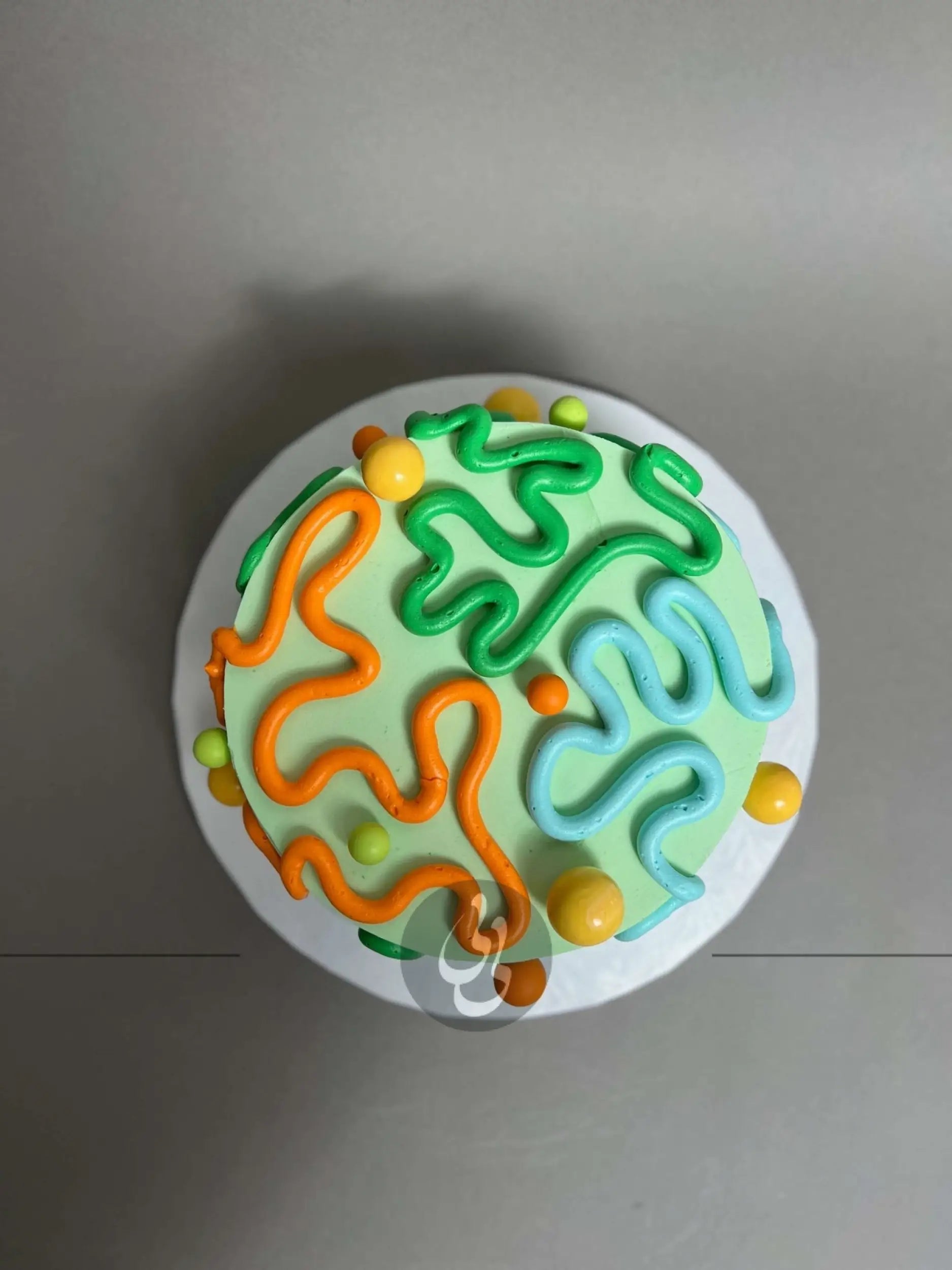 Squiggly lines on buttercream - custom cake