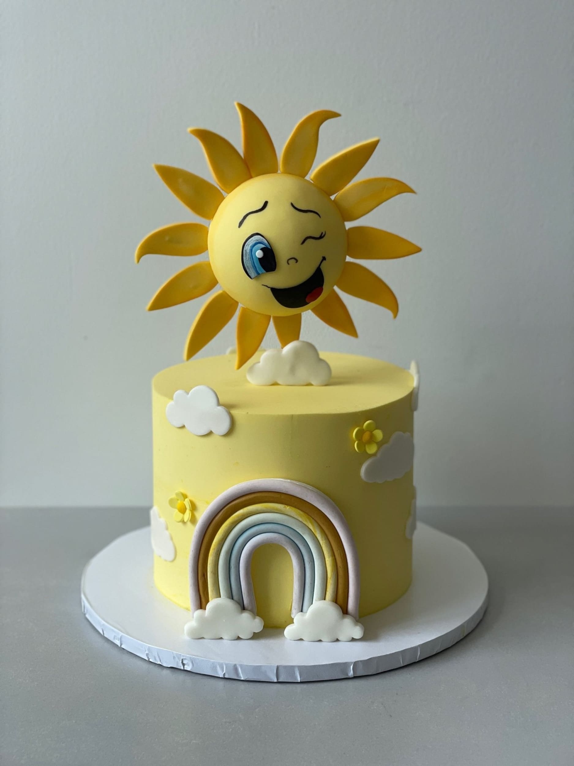 Sunshine & rainbow on buttercream - custom cake
