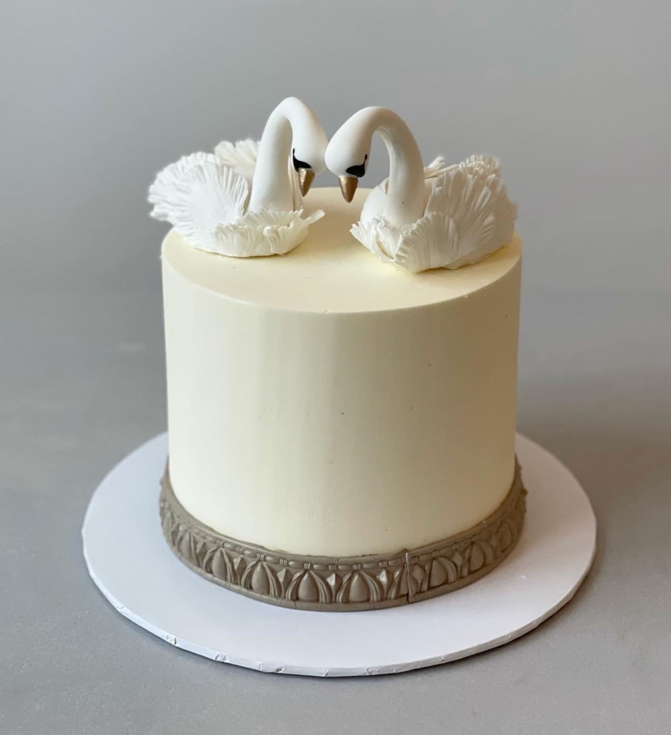Swan love on buttercream - custom cake