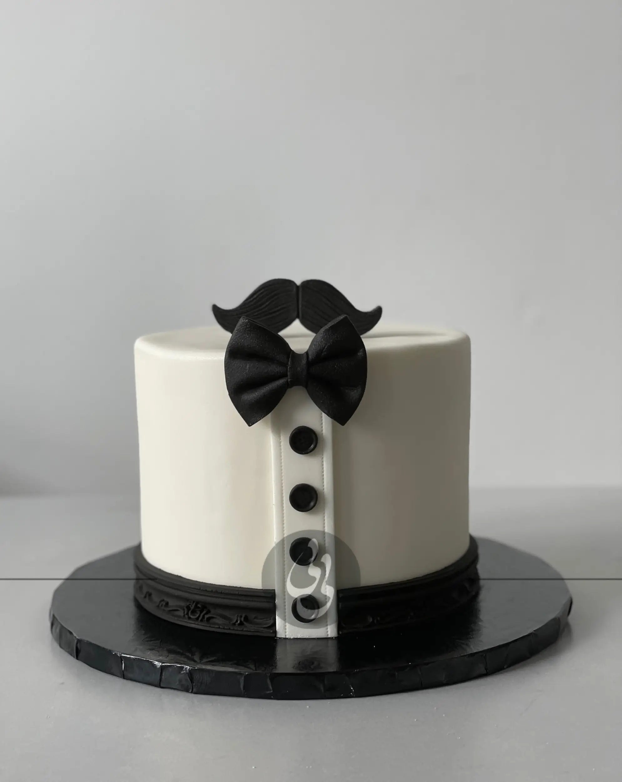 Tuxedo with bow in fondant - custom cake
