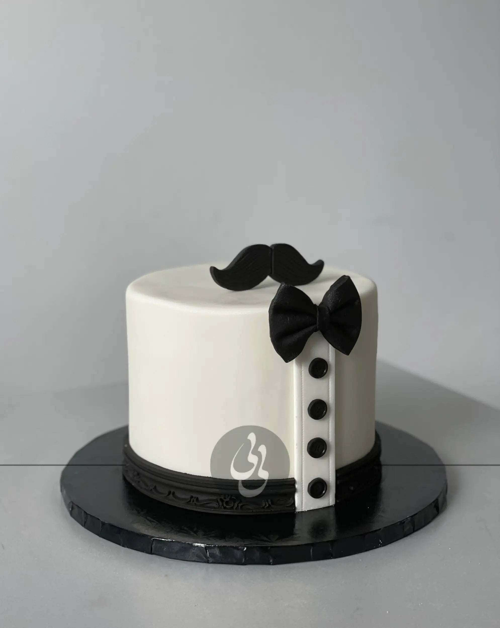Tuxedo with bow in fondant - custom cake
