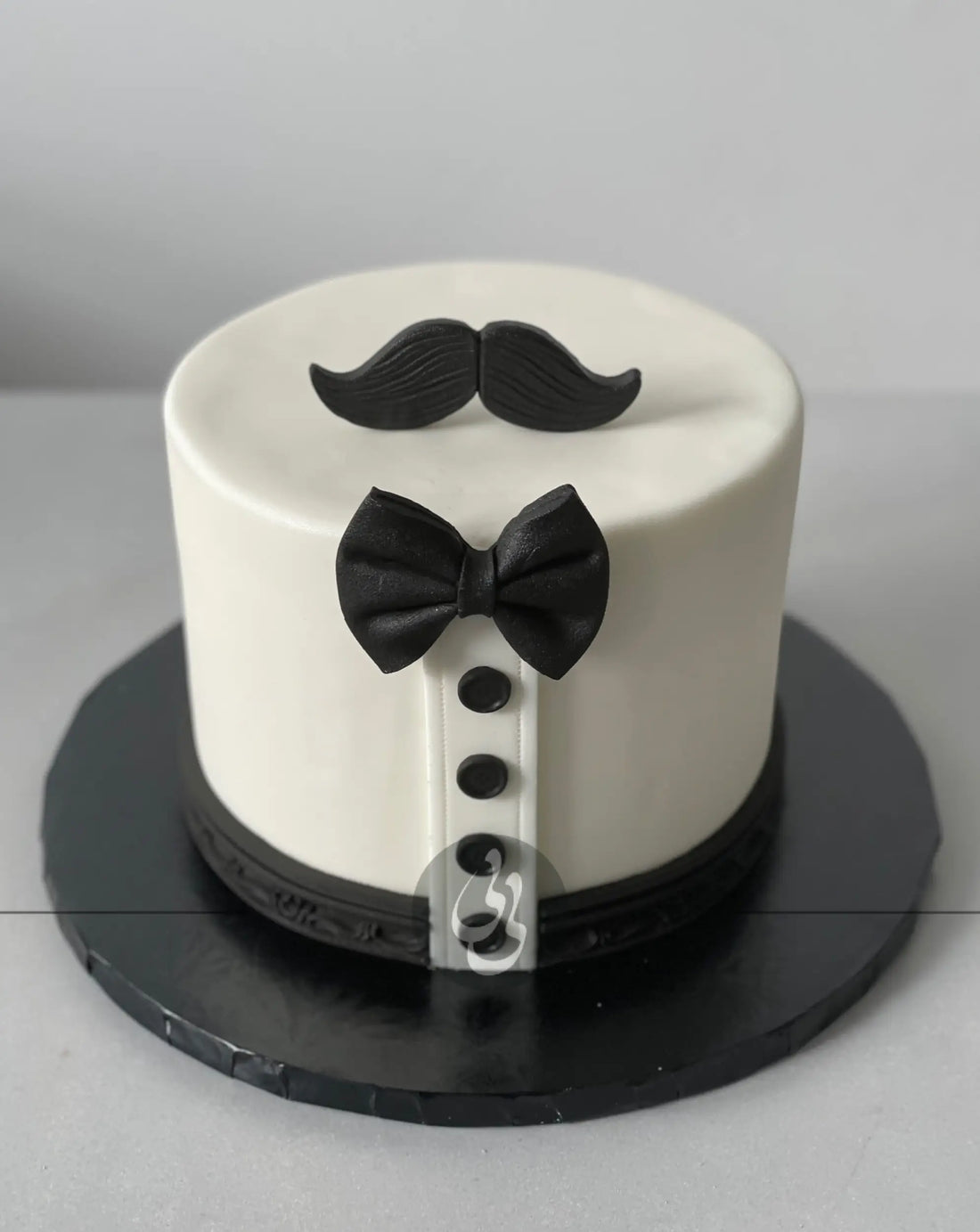 Tuxedo with bow in fondant - custom cake