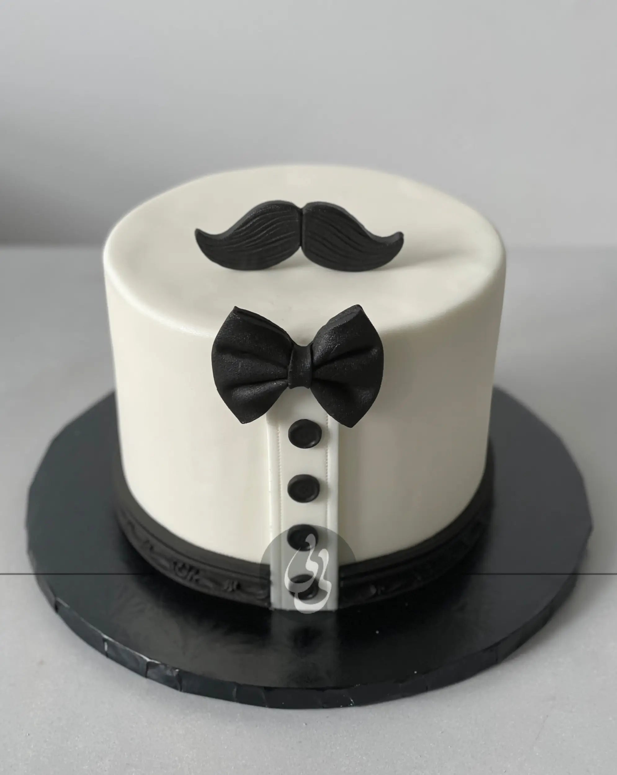 Tuxedo with bow in fondant - custom cake