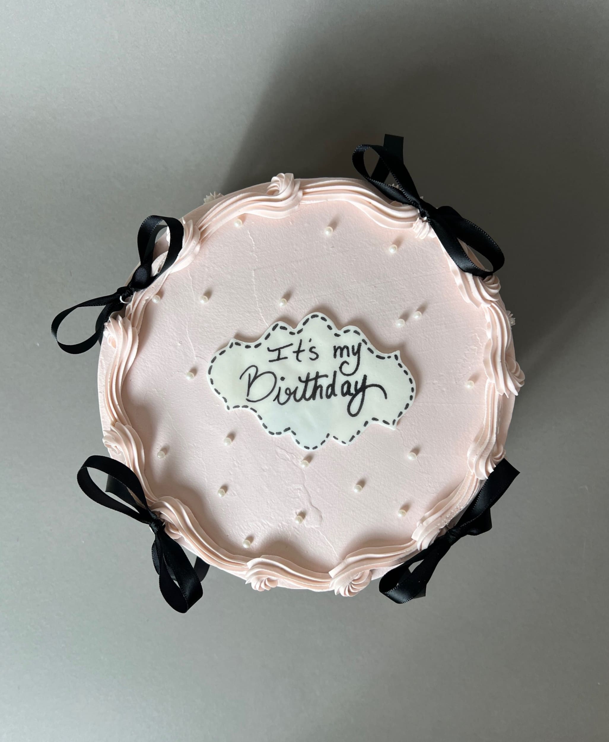 Vintage lambeth bow cake in whipped cream - custom cake