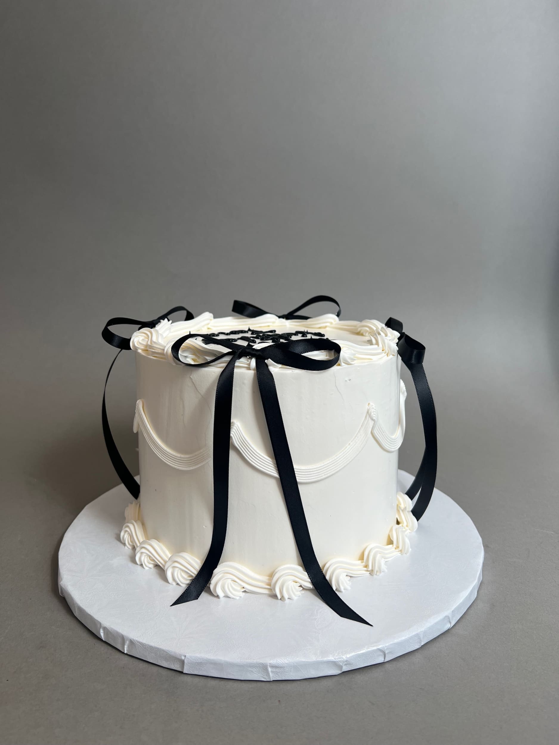Vintage lambeth bow cake in whipped cream - custom cake
