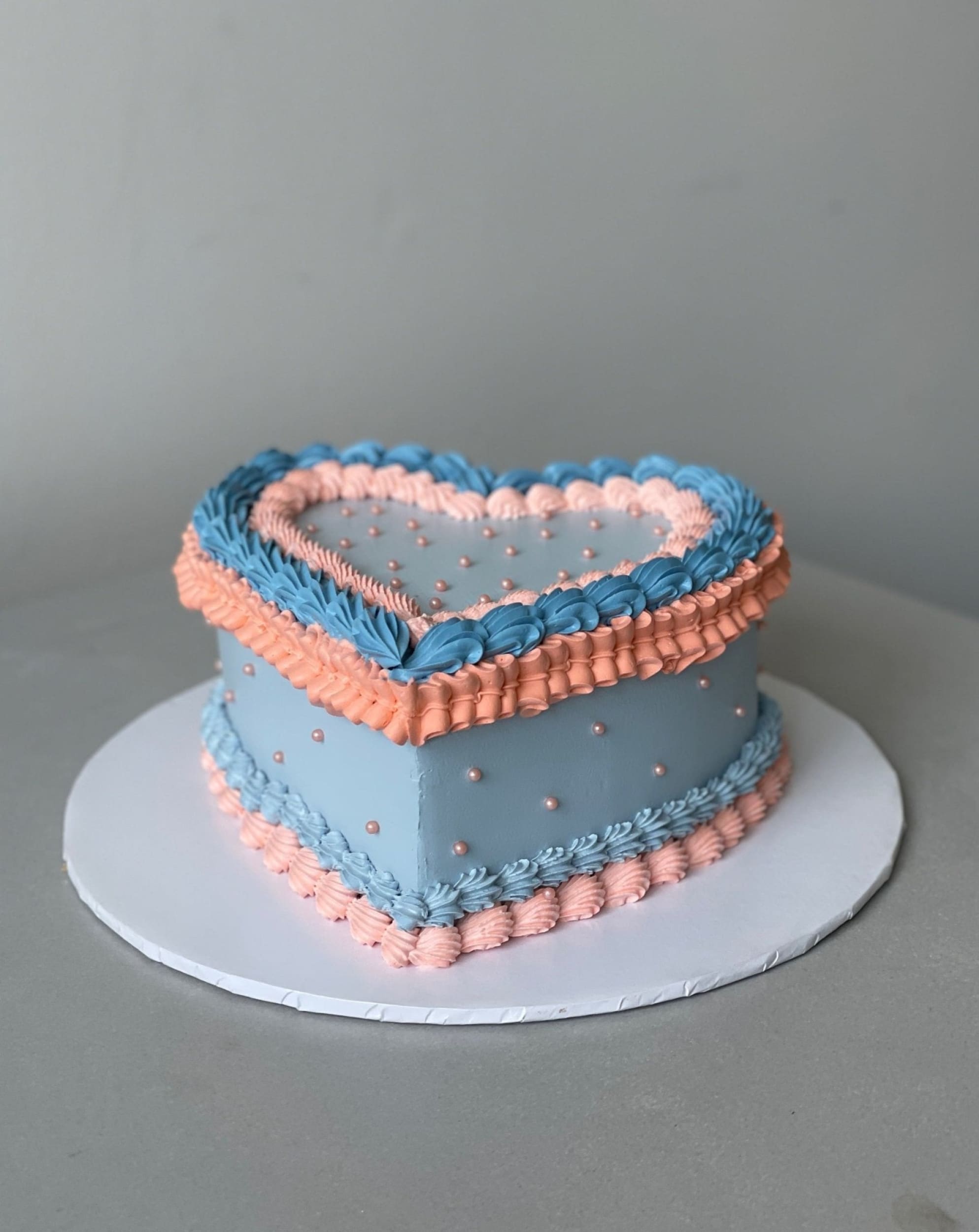 Vintage lambeth heart in whipped cream - custom cake