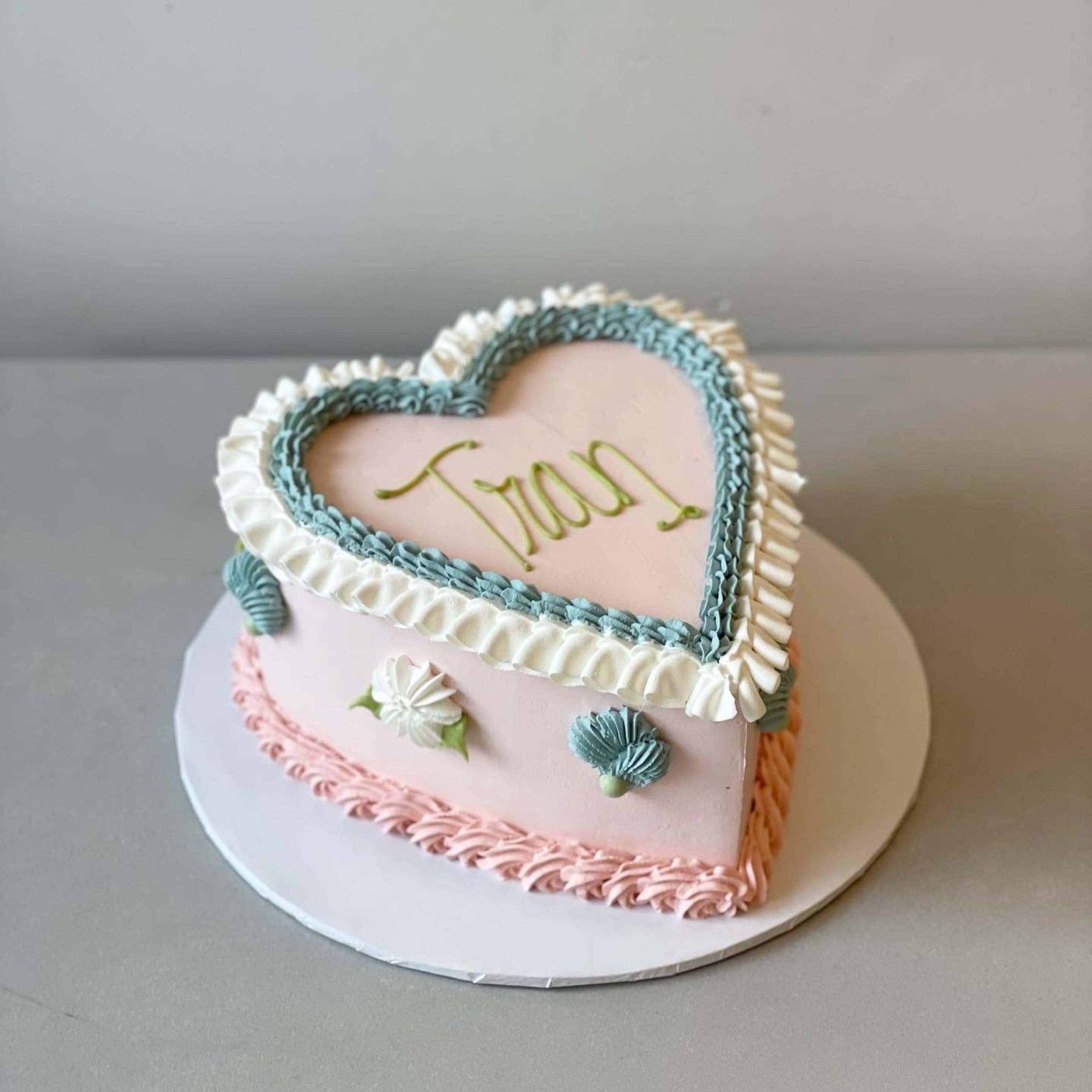 Vintage lambeth heart in whipped cream - custom cake