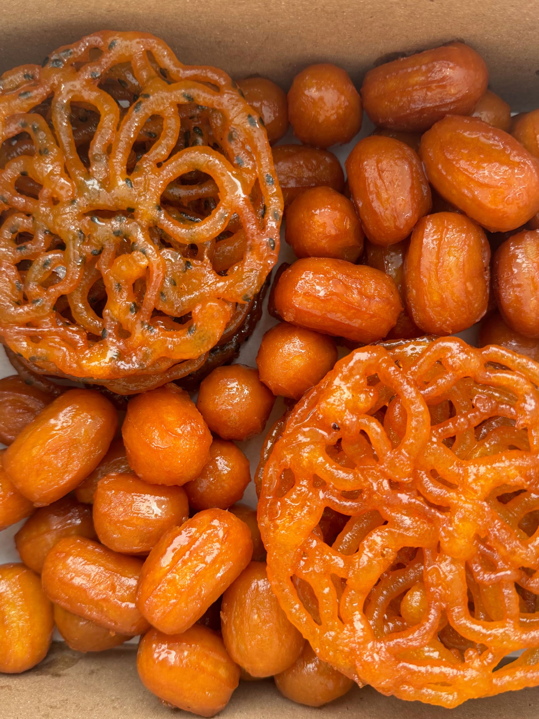Zoolbia bamieh & gooshefil box - pastry