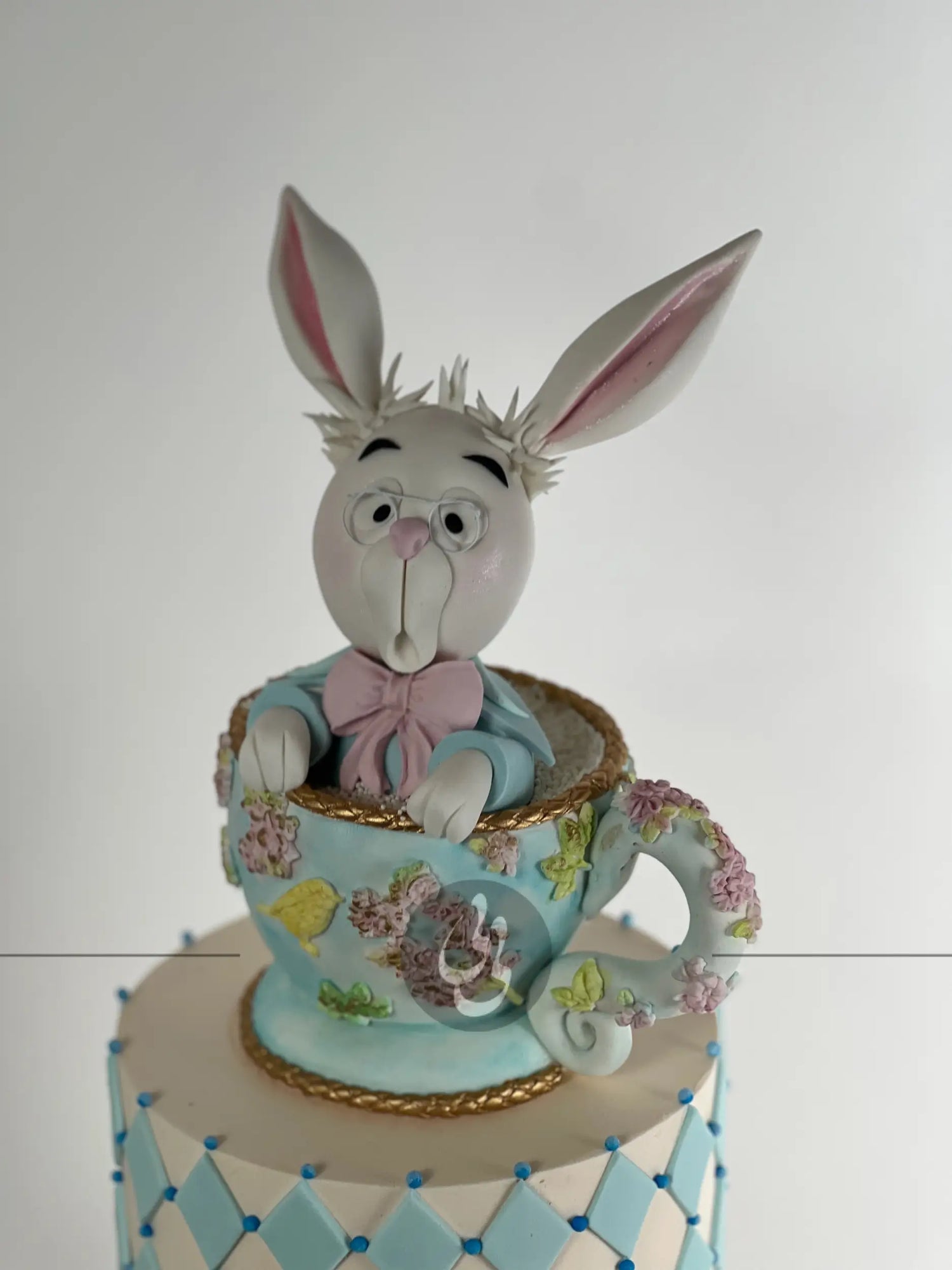 Alice in wonderland cake - custom cake