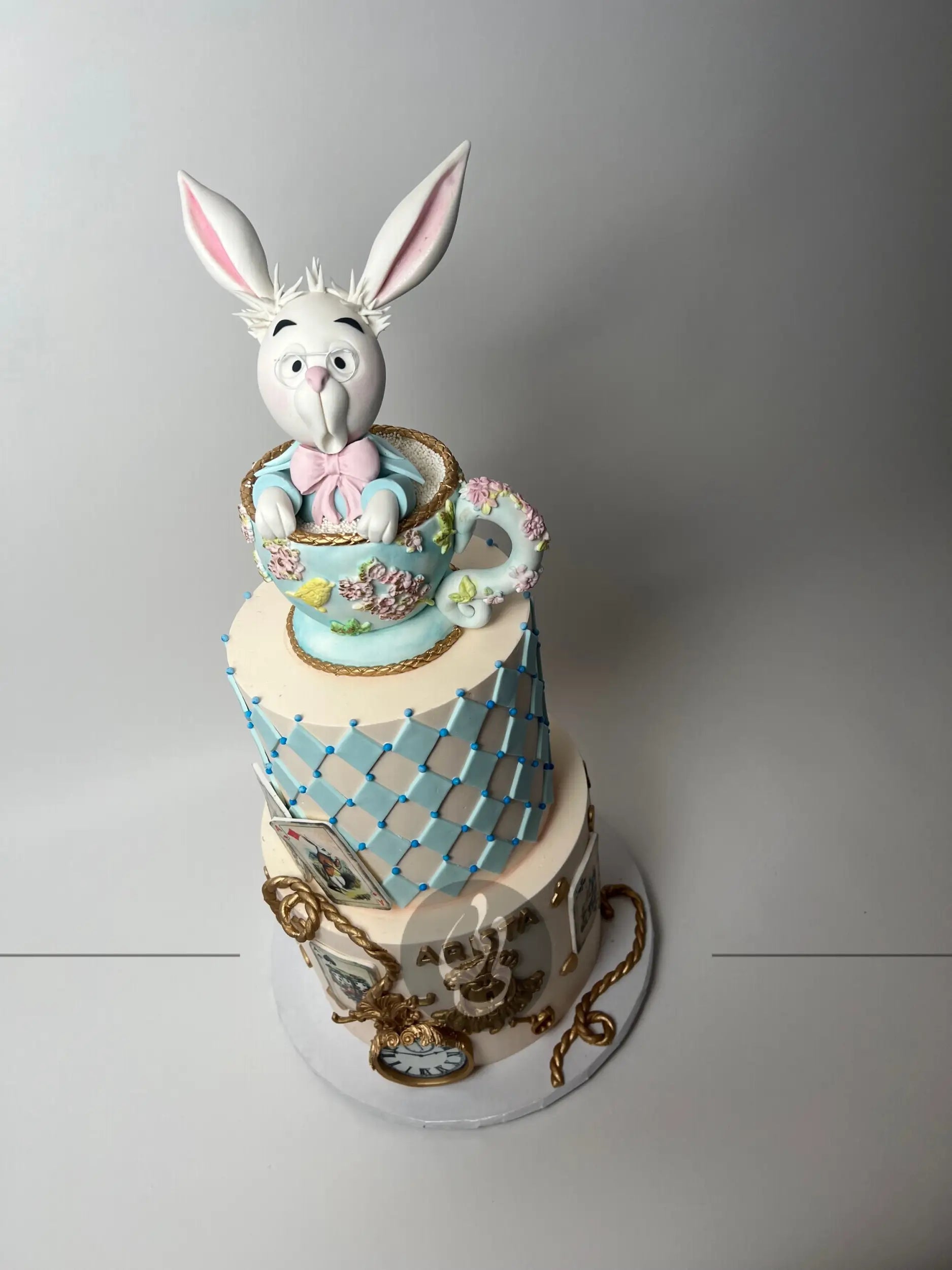 Alice in wonderland cake - custom cake