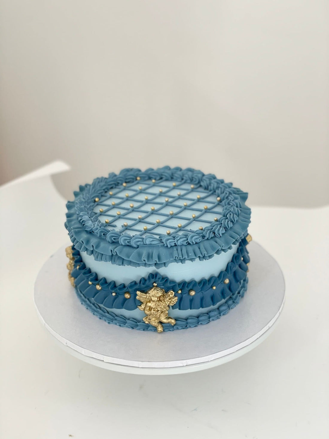 Angelic cherubs on vintage lambeth cake - custom cake