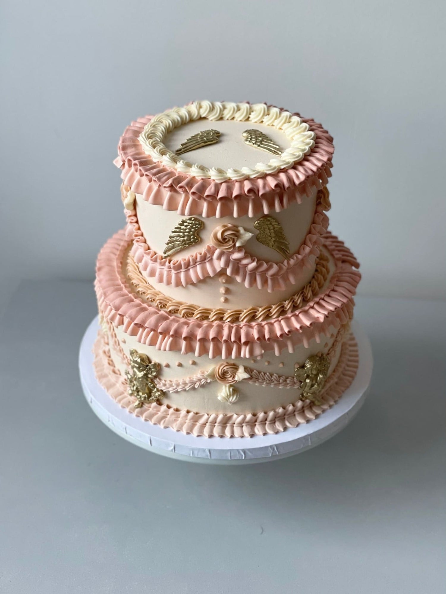 Angelic cherubs on vintage lambeth cake - custom cake