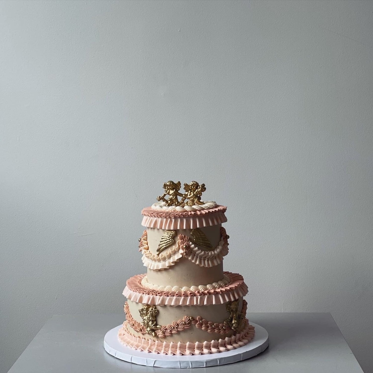 Angelic cherubs on vintage lambeth cake - custom cake