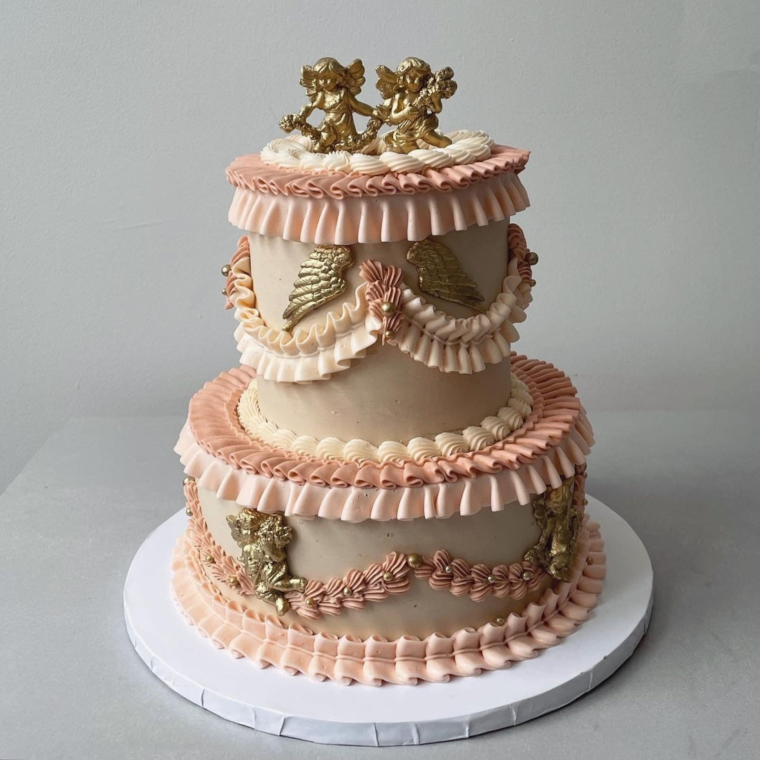 Angelic cherubs on vintage lambeth cake - custom cake