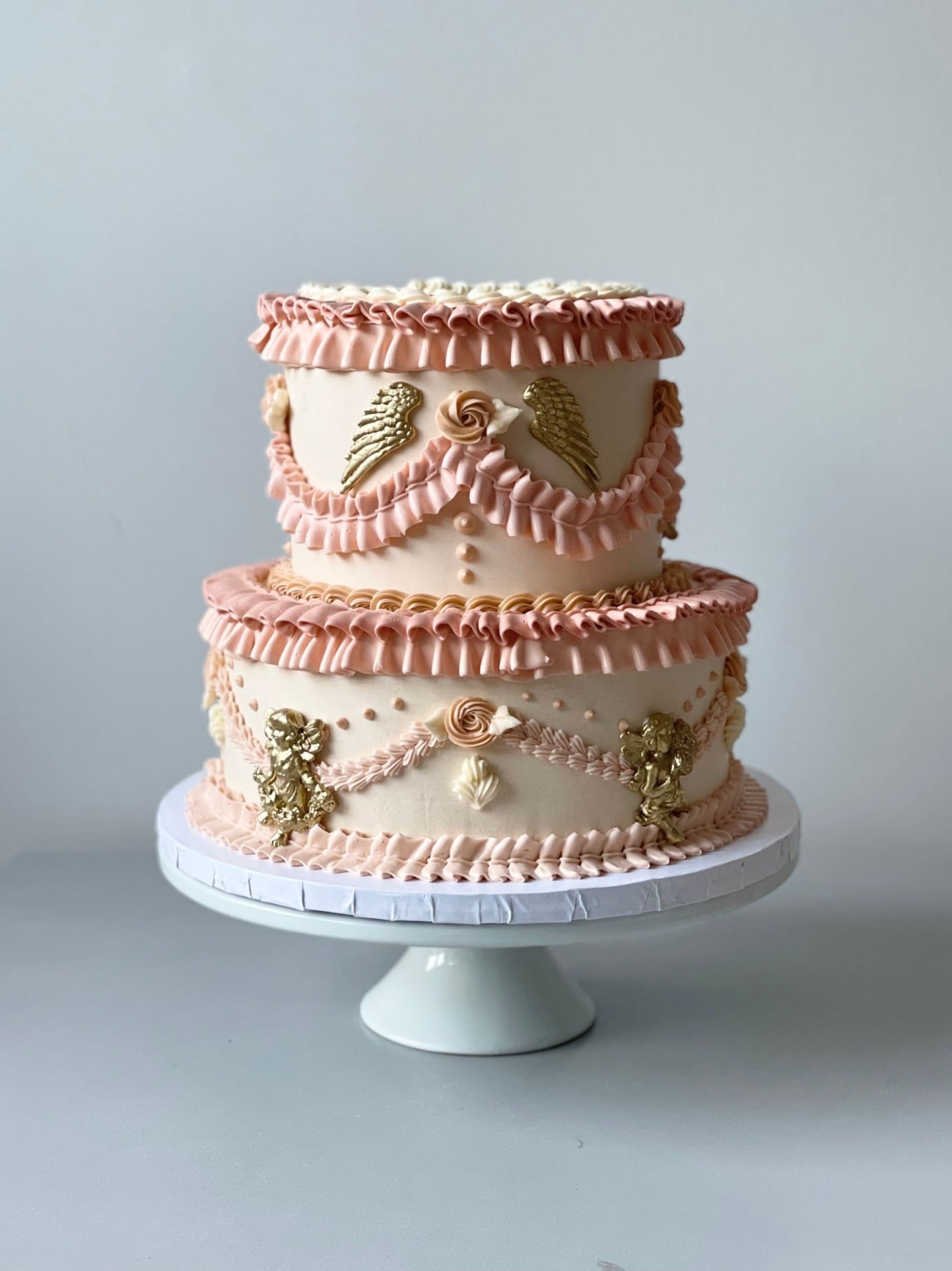 Angelic cherubs on vintage lambeth cake - custom cake