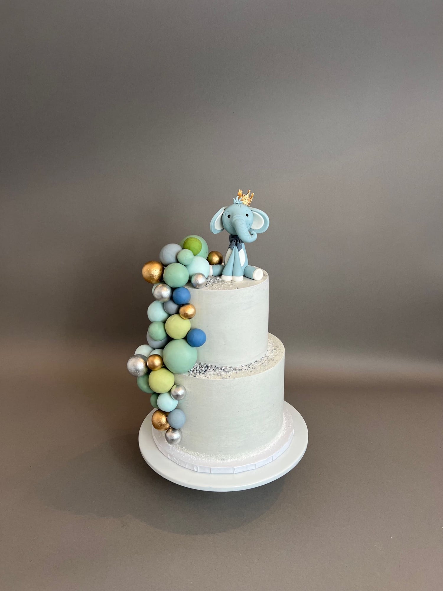 Animals &amp; spheres - custom cake