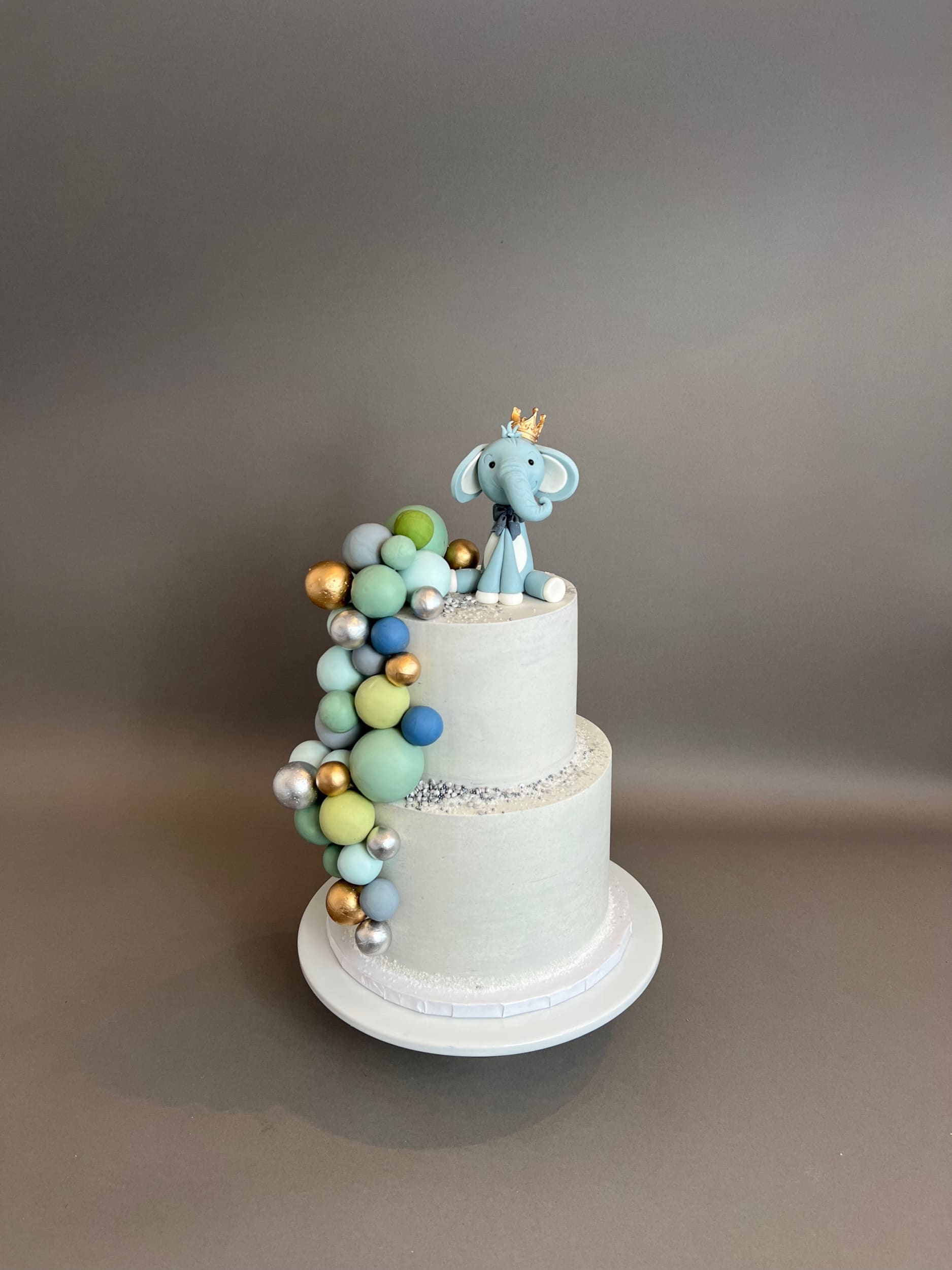 Animals &amp; spheres - custom cake