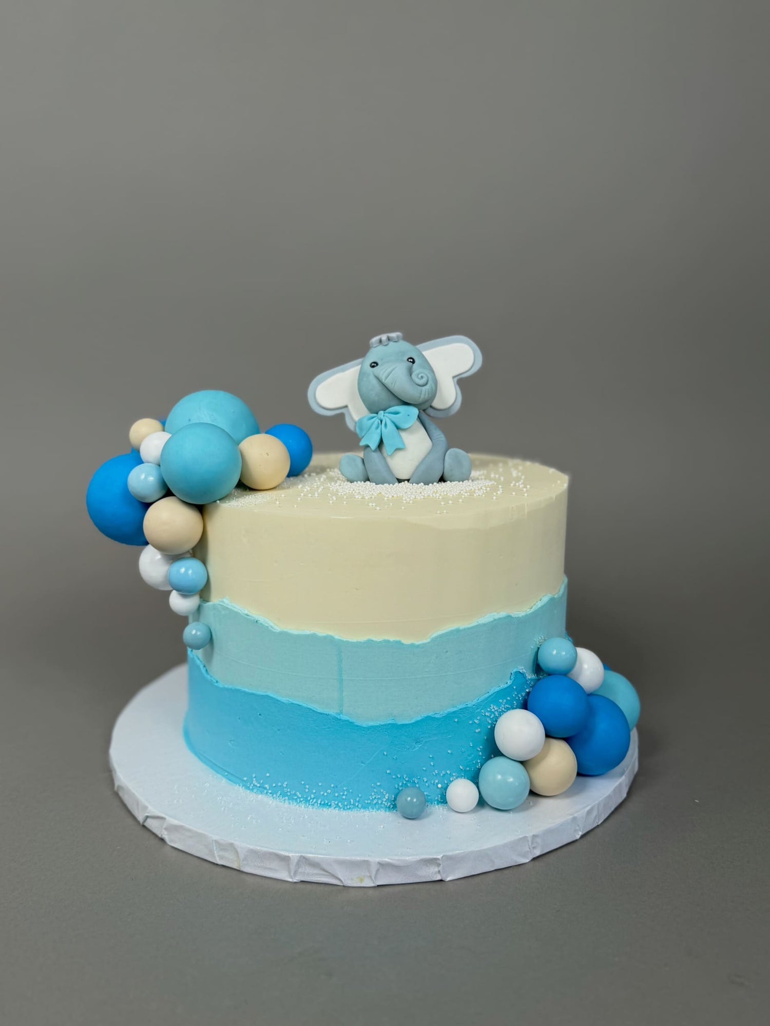Animals &amp; spheres - custom cake