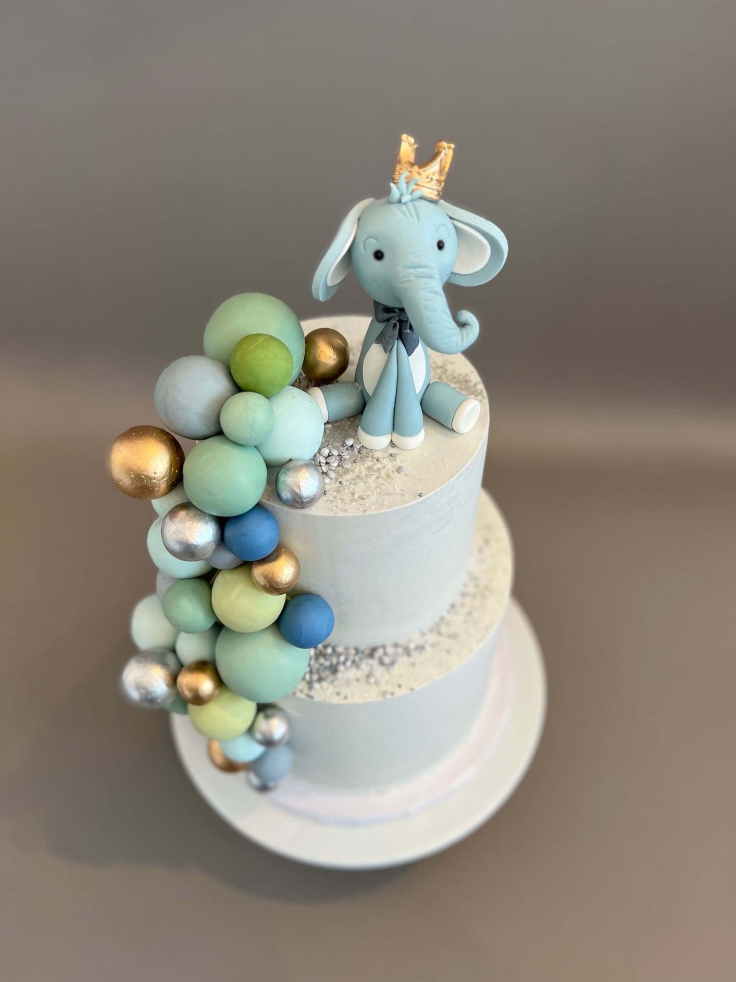 Animals &amp; spheres - custom cake