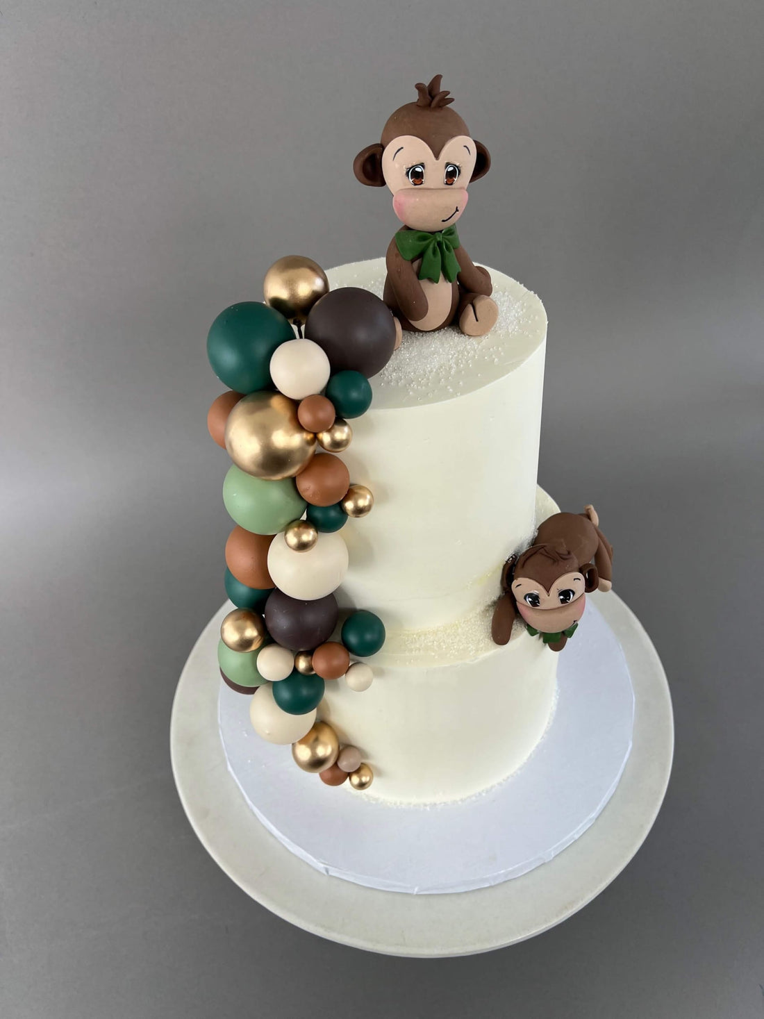 Animals &amp; spheres - custom cake