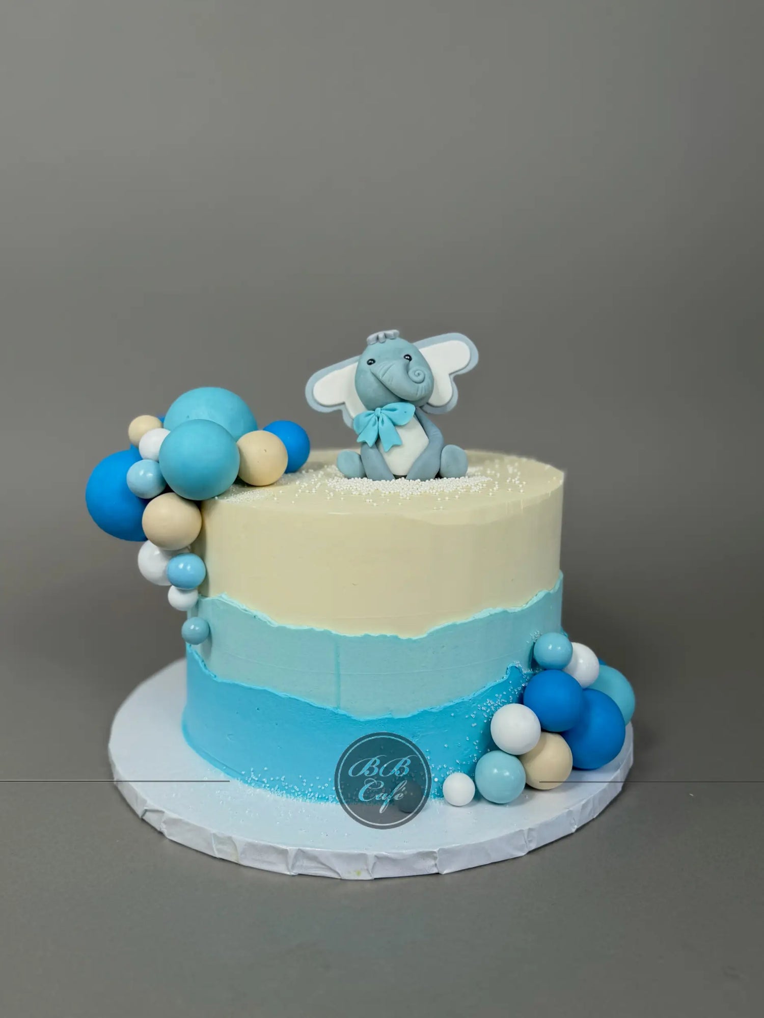 Animals &amp; spheres - custom cake