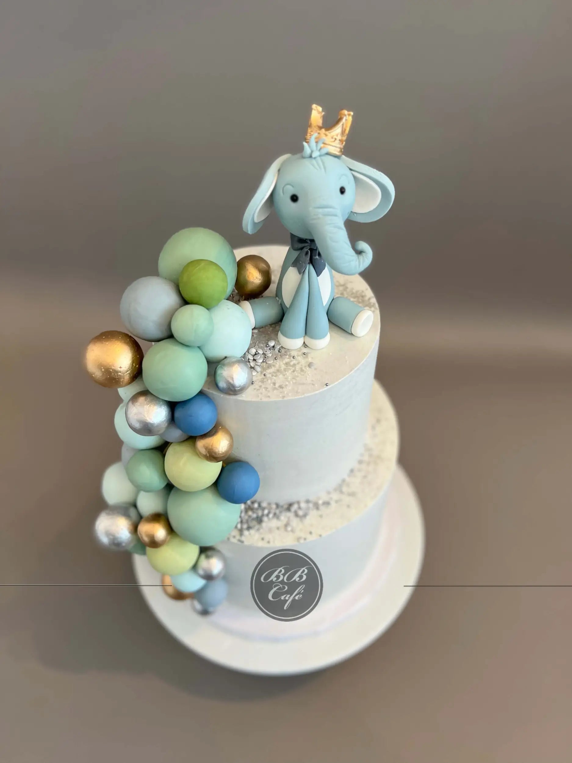 Animals &amp; spheres - custom cake