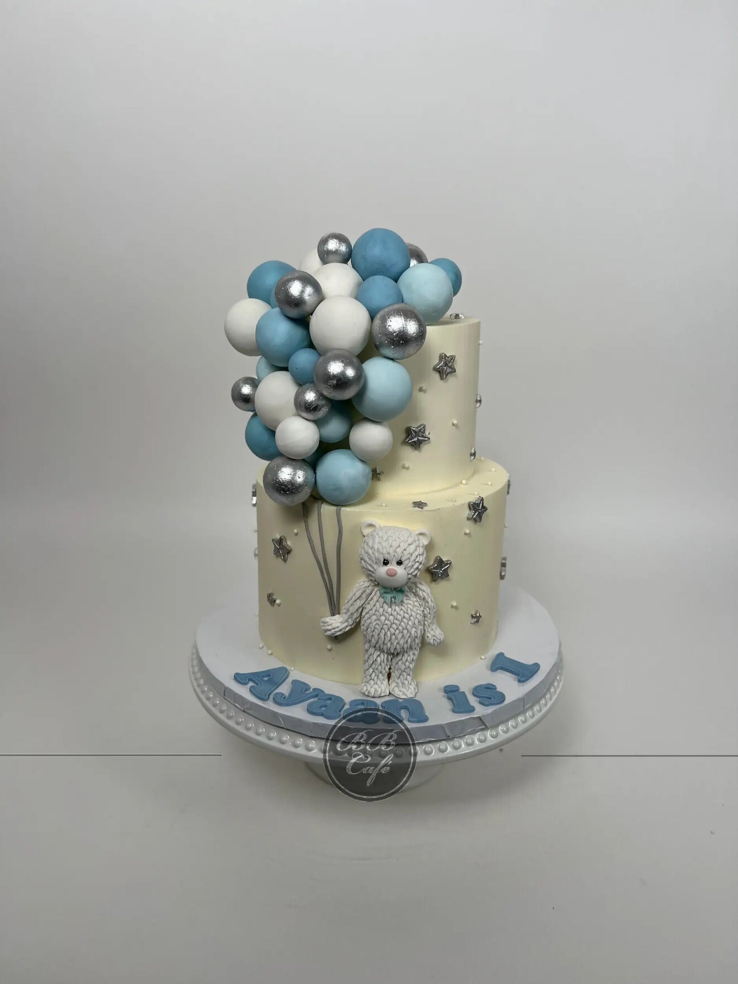 Animals &amp; spheres - custom cake