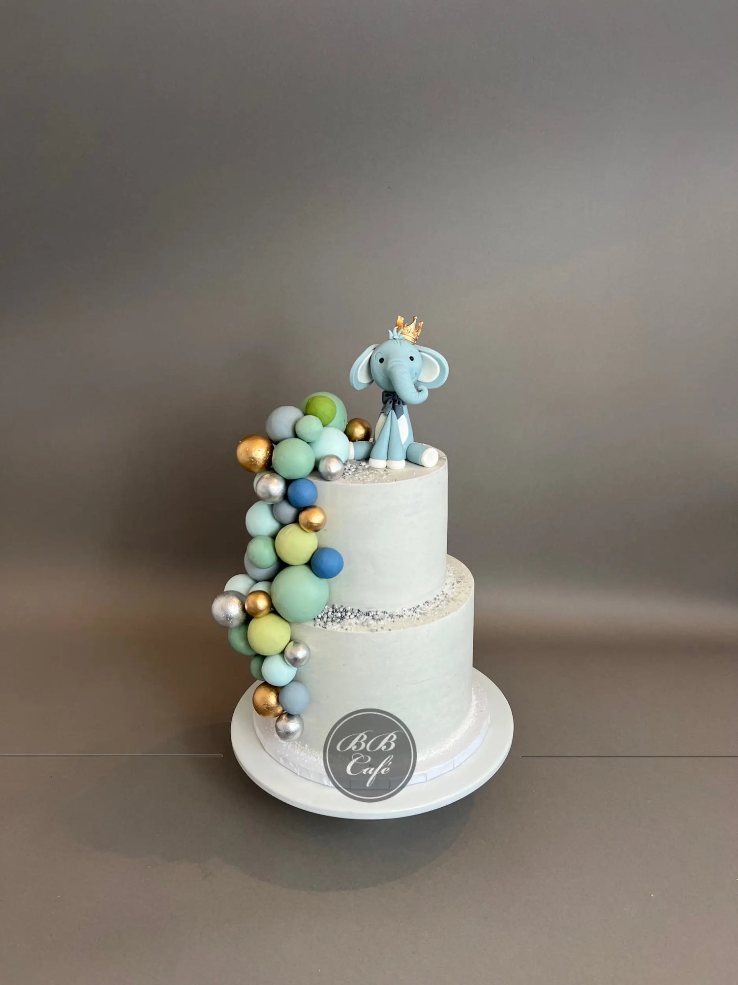 Animals &amp; spheres - custom cake