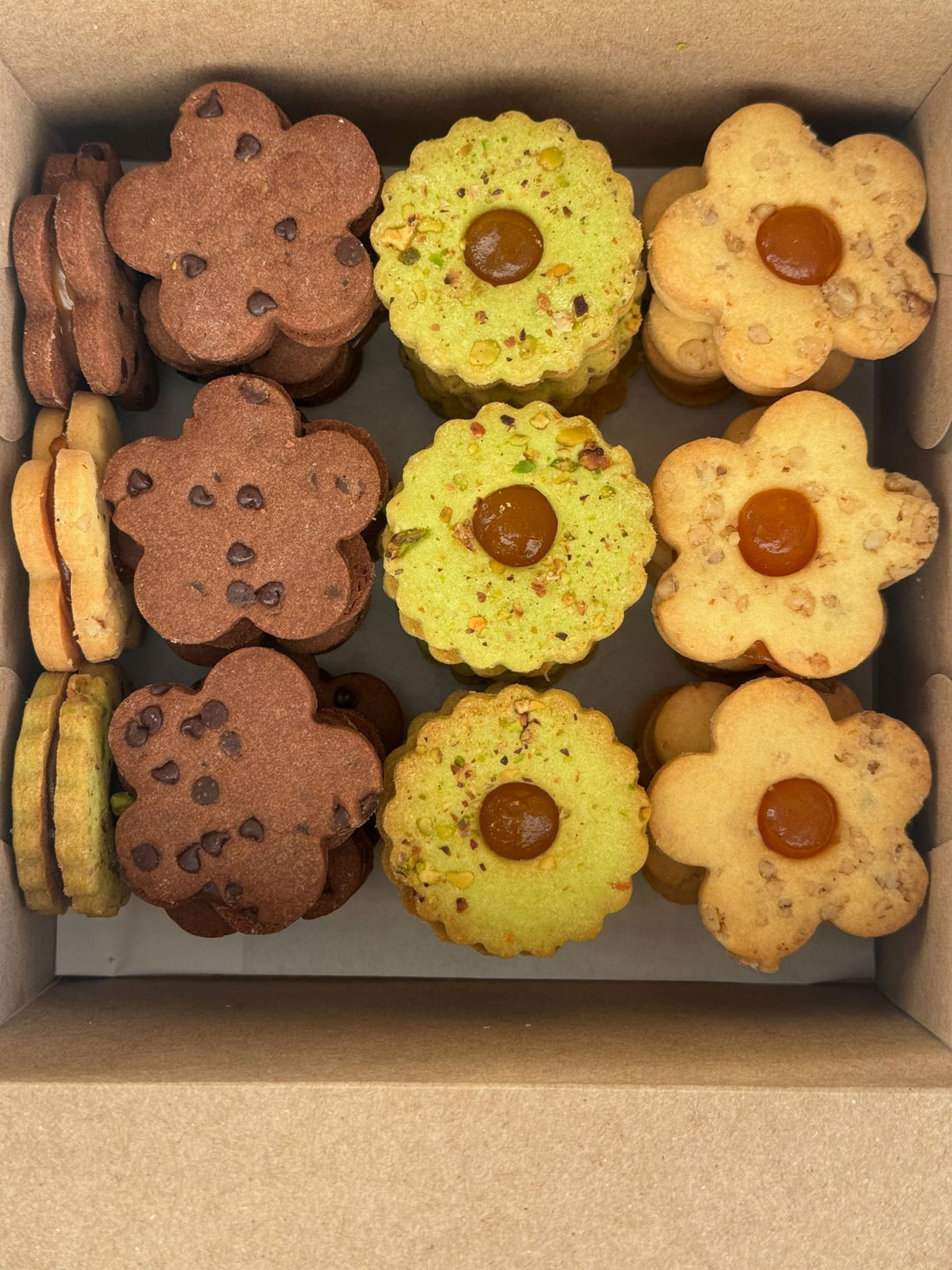 Assorted flower shaped cookie box - pastry