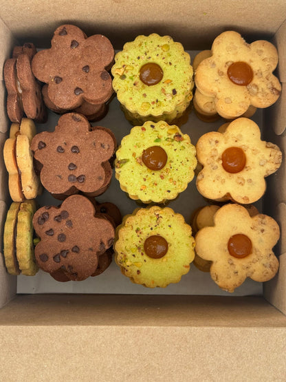 Assorted flower shaped cookie box - pastry