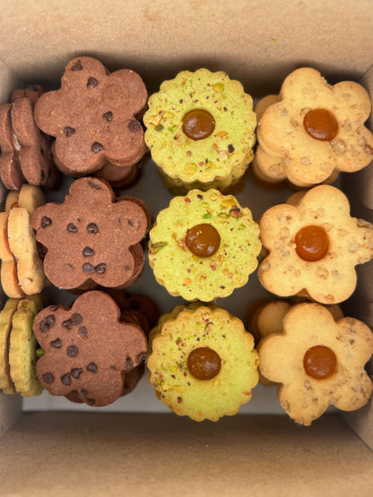 Assorted flower shaped cookie box - pastry
