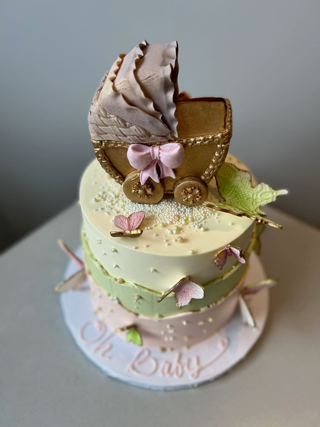 Bassinet baby &amp; butterfly - custom cake