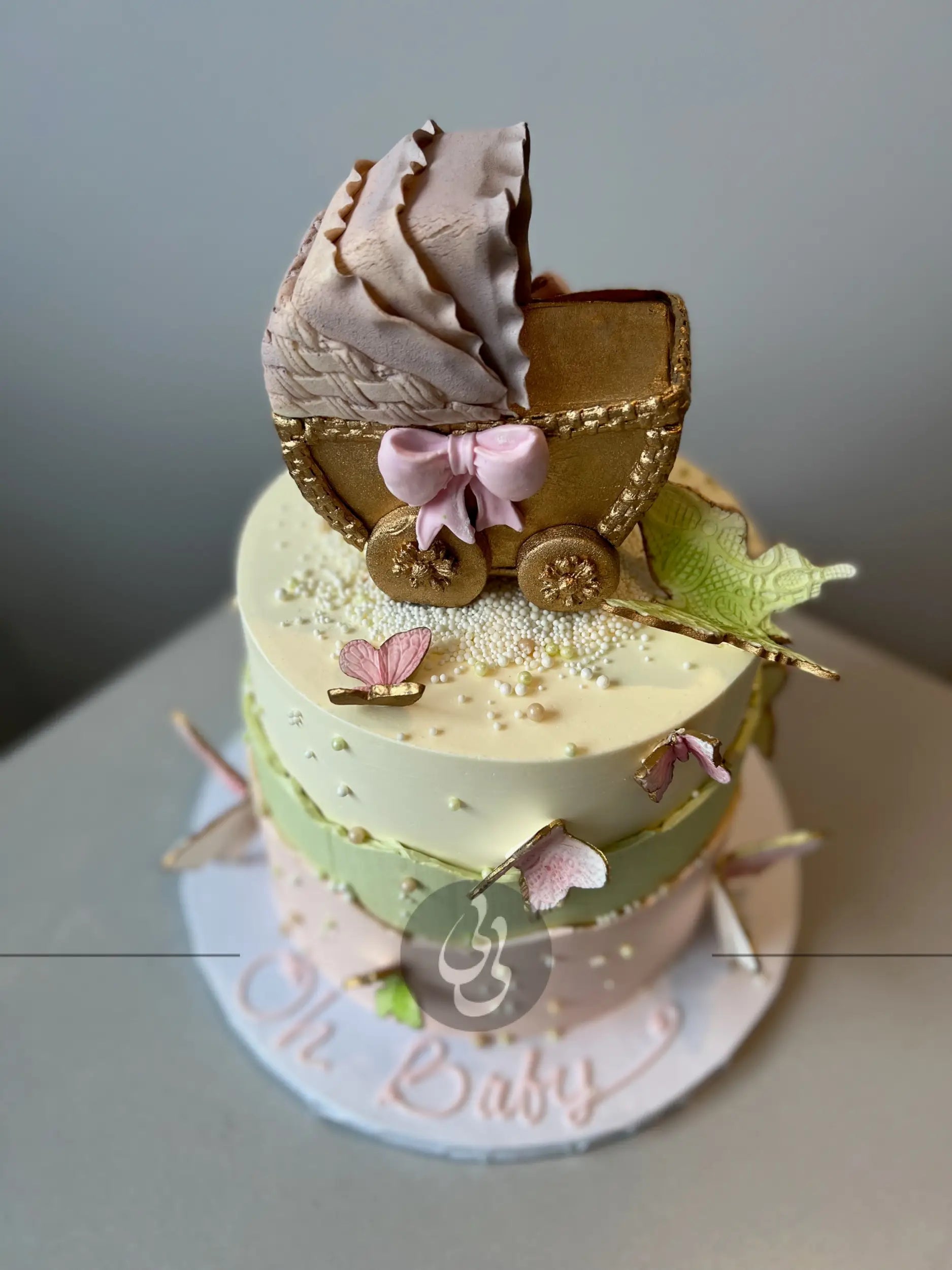 Bassinet baby &amp; butterfly - custom cake