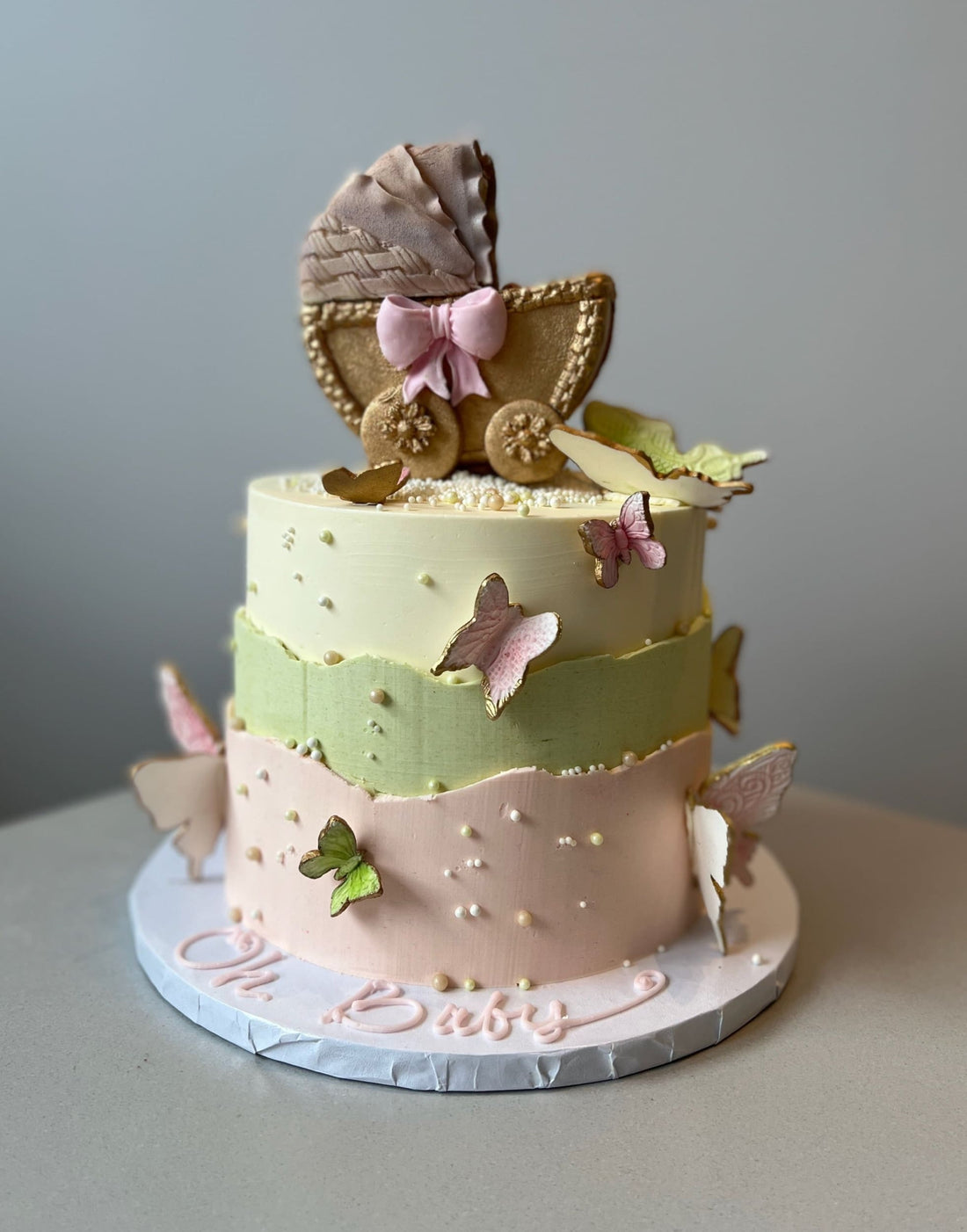 Bassinet baby &amp; butterfly - custom cake