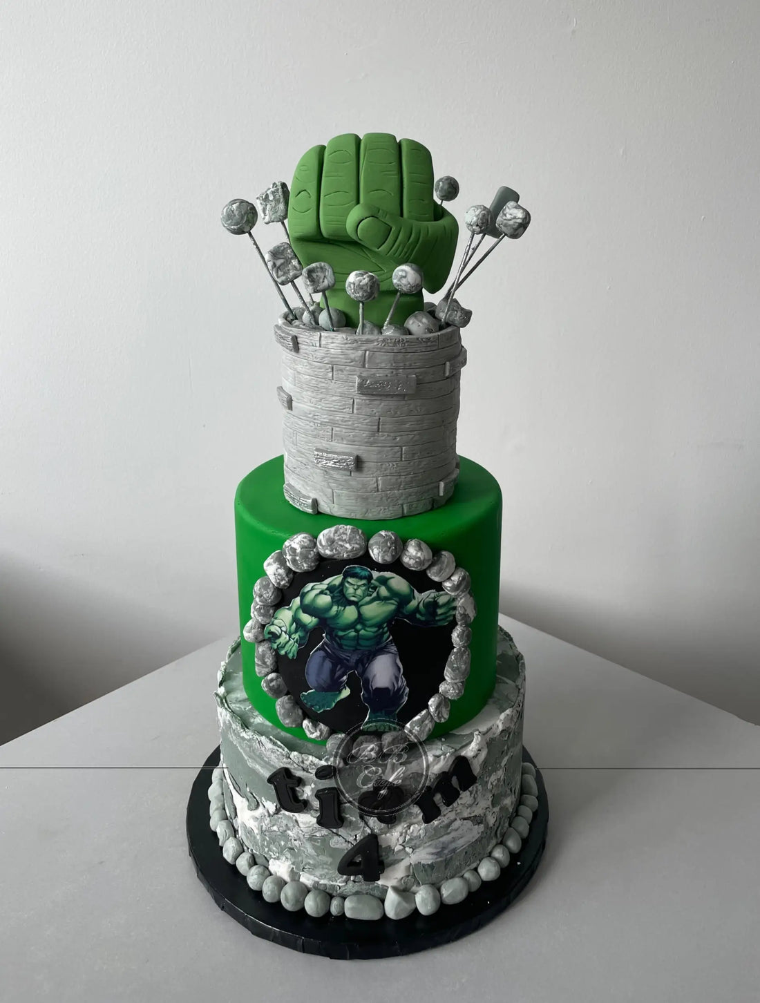 Big hulk in fondant - custom cake
