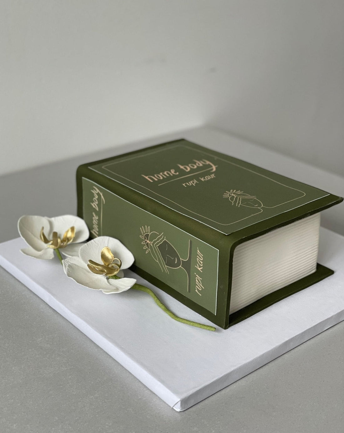 Book in fondant - custom cake