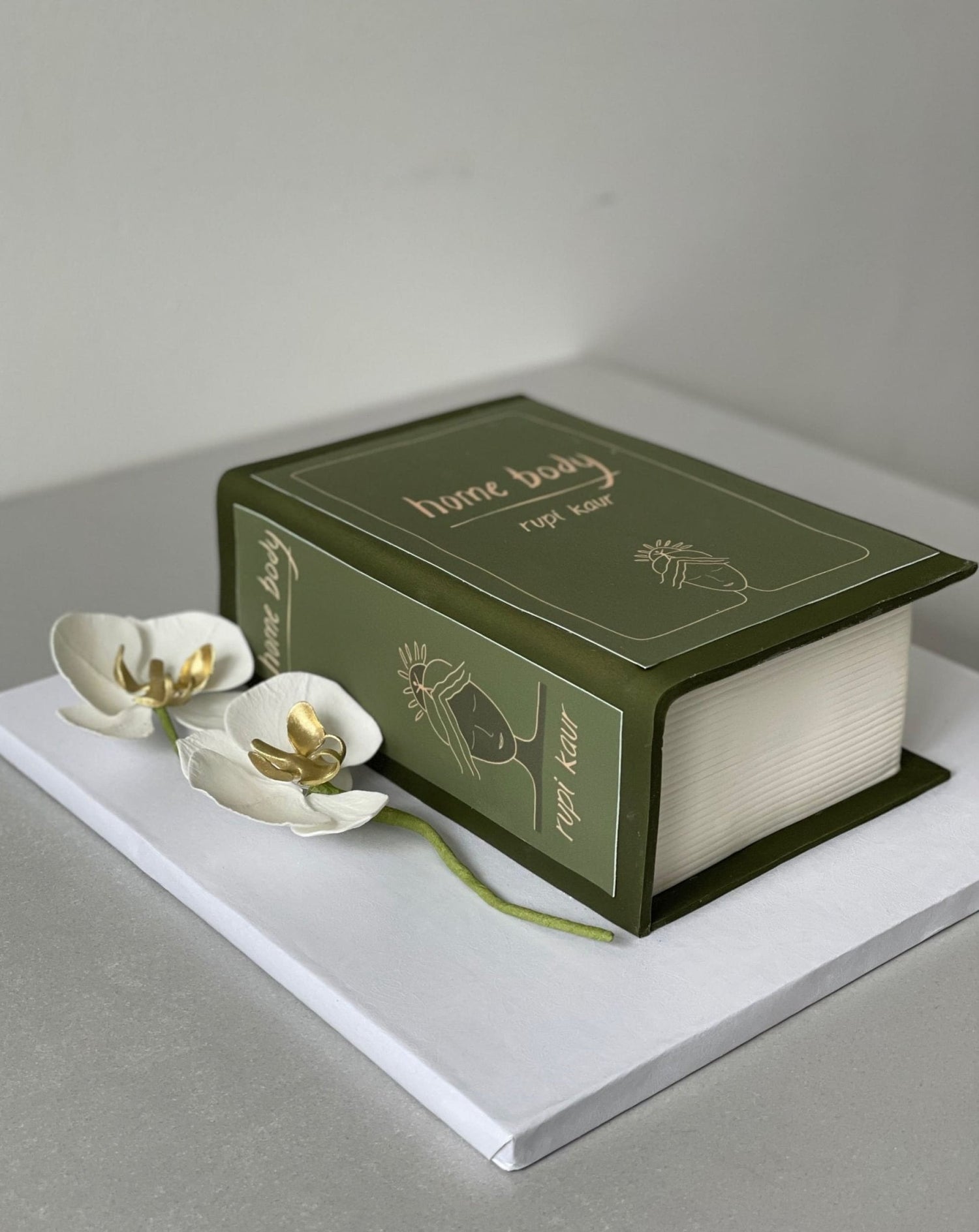 Book in fondant - custom cake