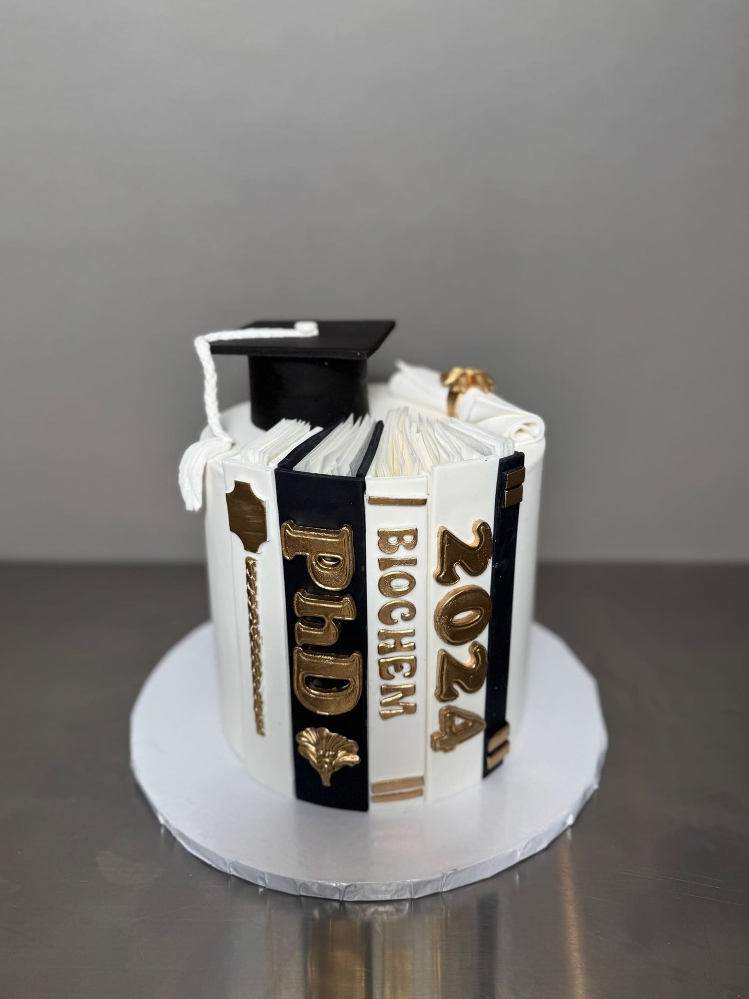 Books &amp; graduation cap in fondant - custom cake