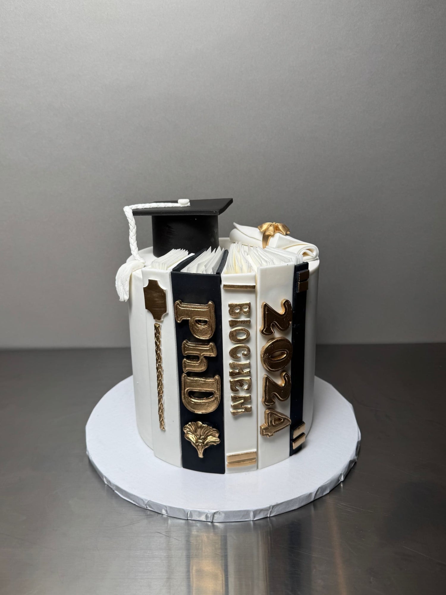 Books &amp; graduation cap in fondant - custom cake
