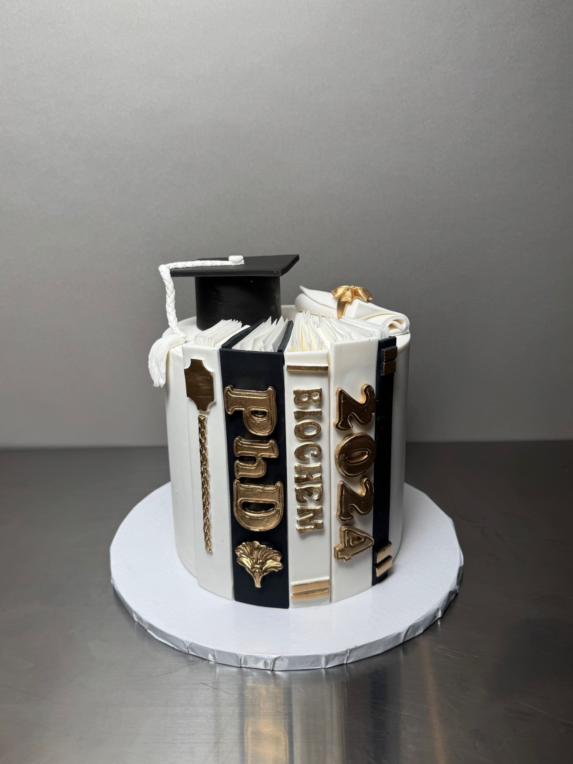 Books &amp; graduation cap in fondant - custom cake