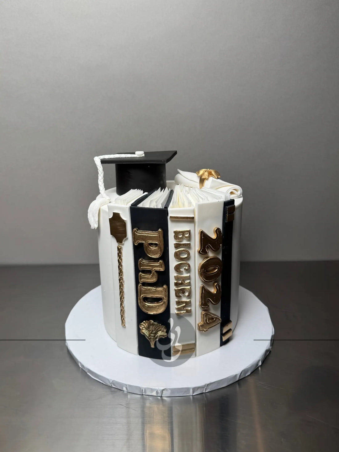 Books & graduation cap in fondant - custom cake