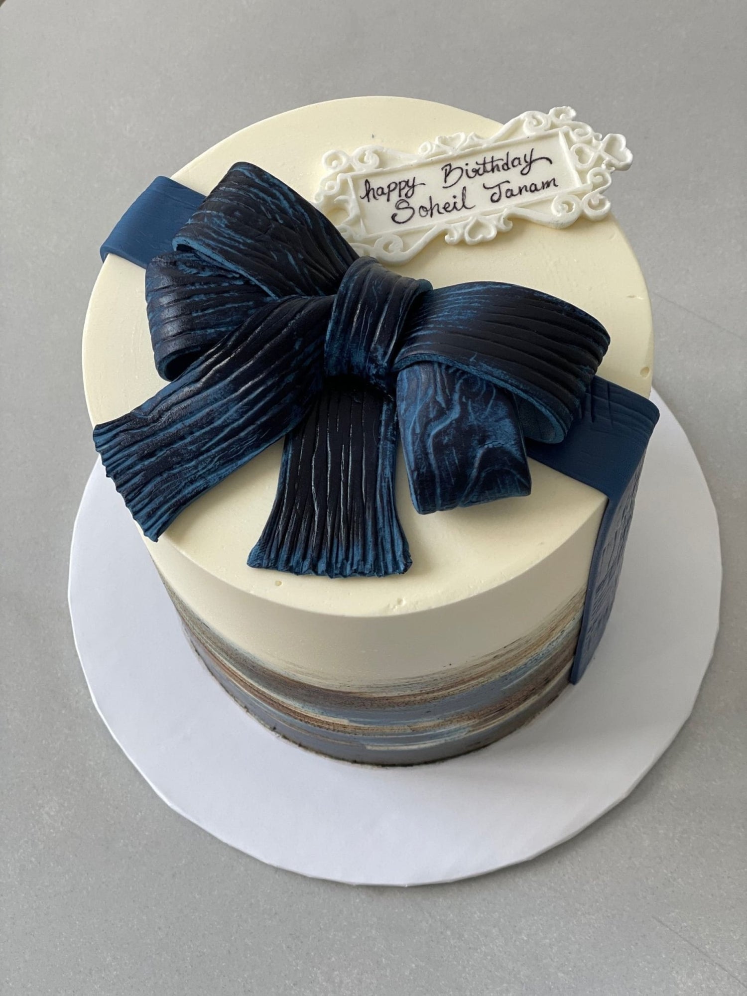 Buttercream brushstroke &amp; bow cake - custom cake