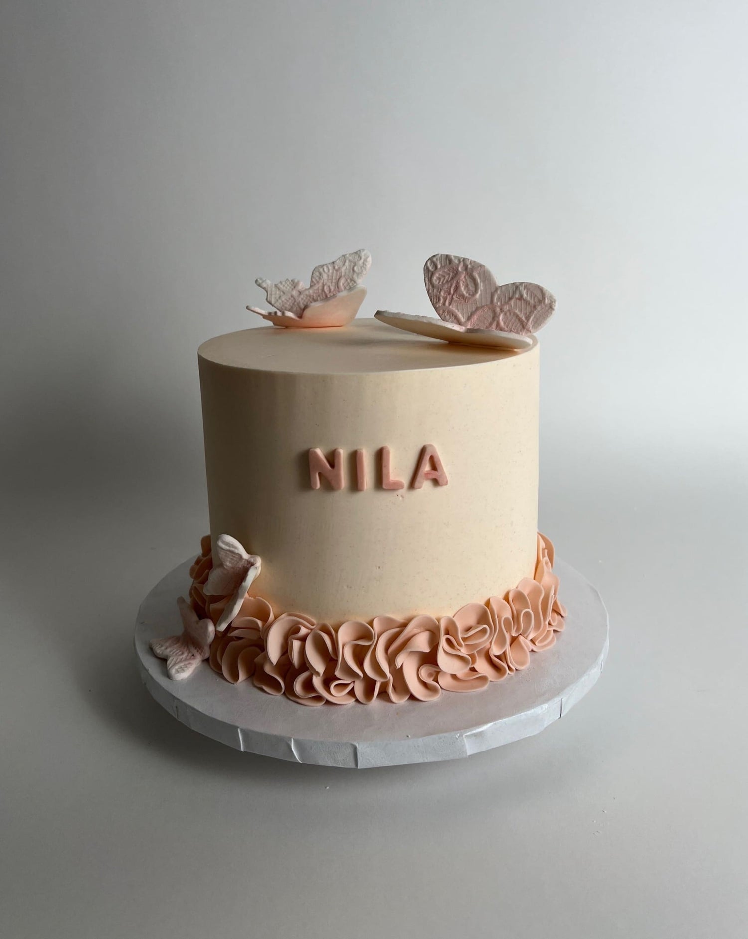 Butterfly &amp; ruffles - custom cake