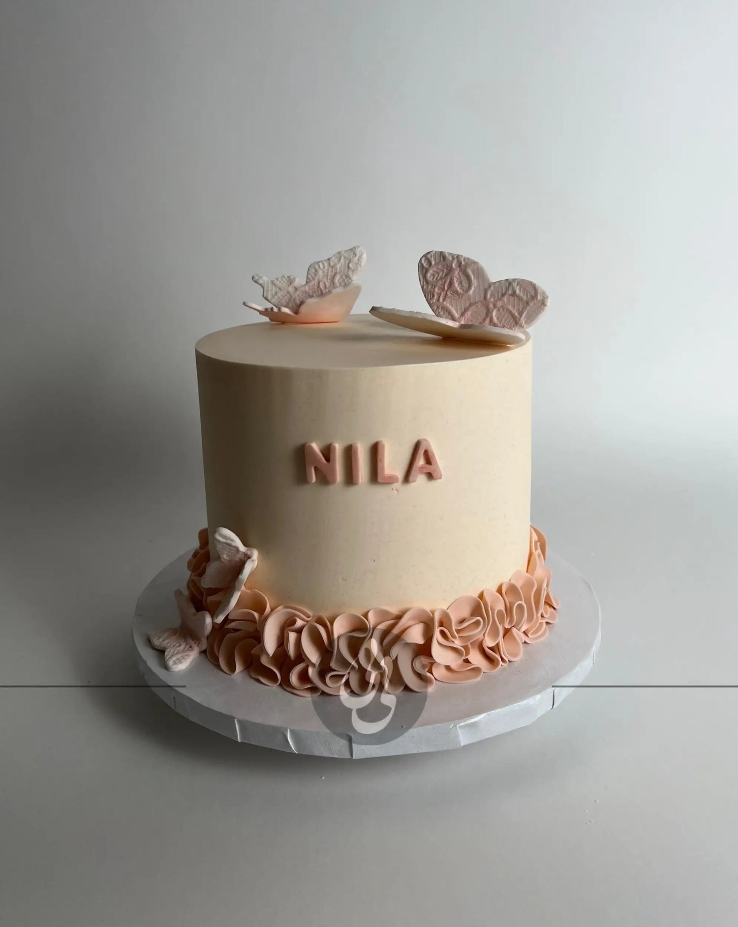 Butterfly &amp; ruffles - custom cake