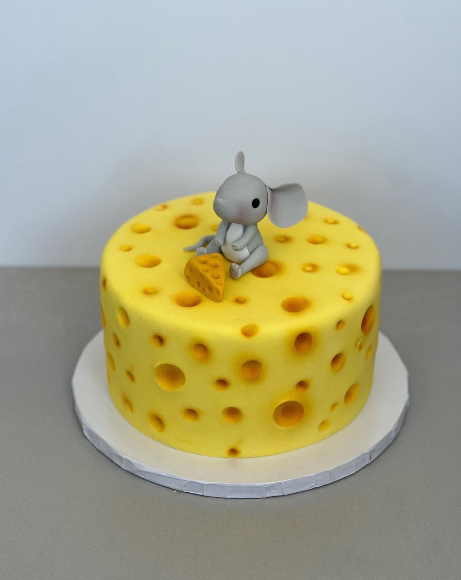 Cheese barrel and mouse in fondant - custom cake