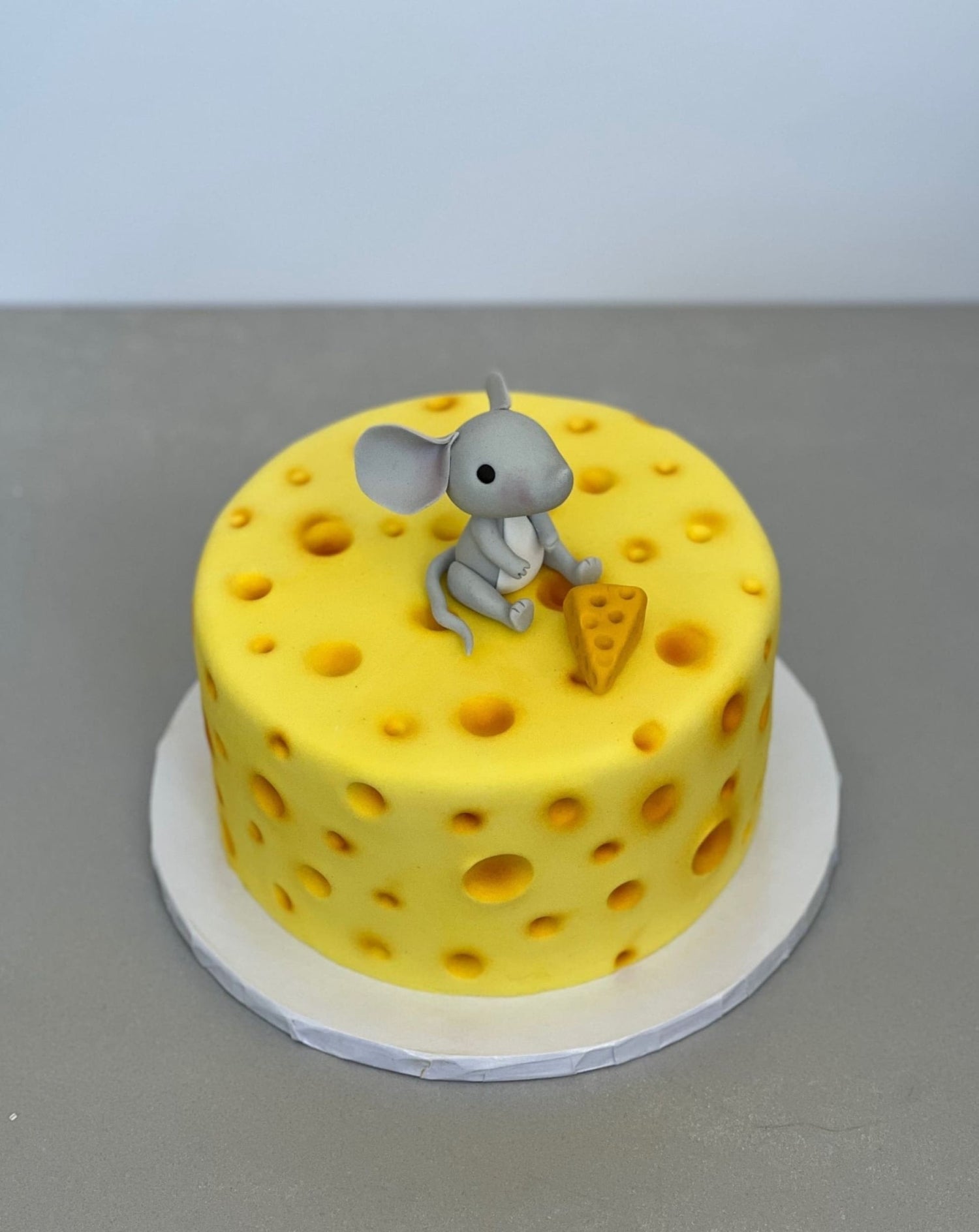 Cheese barrel and mouse in fondant - custom cake