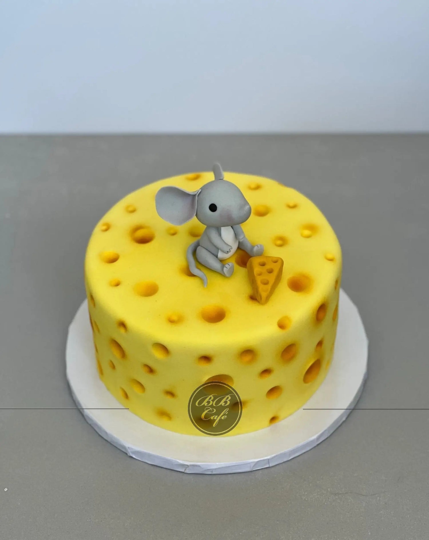 Cheese barrel and mouse in fondant - custom cake