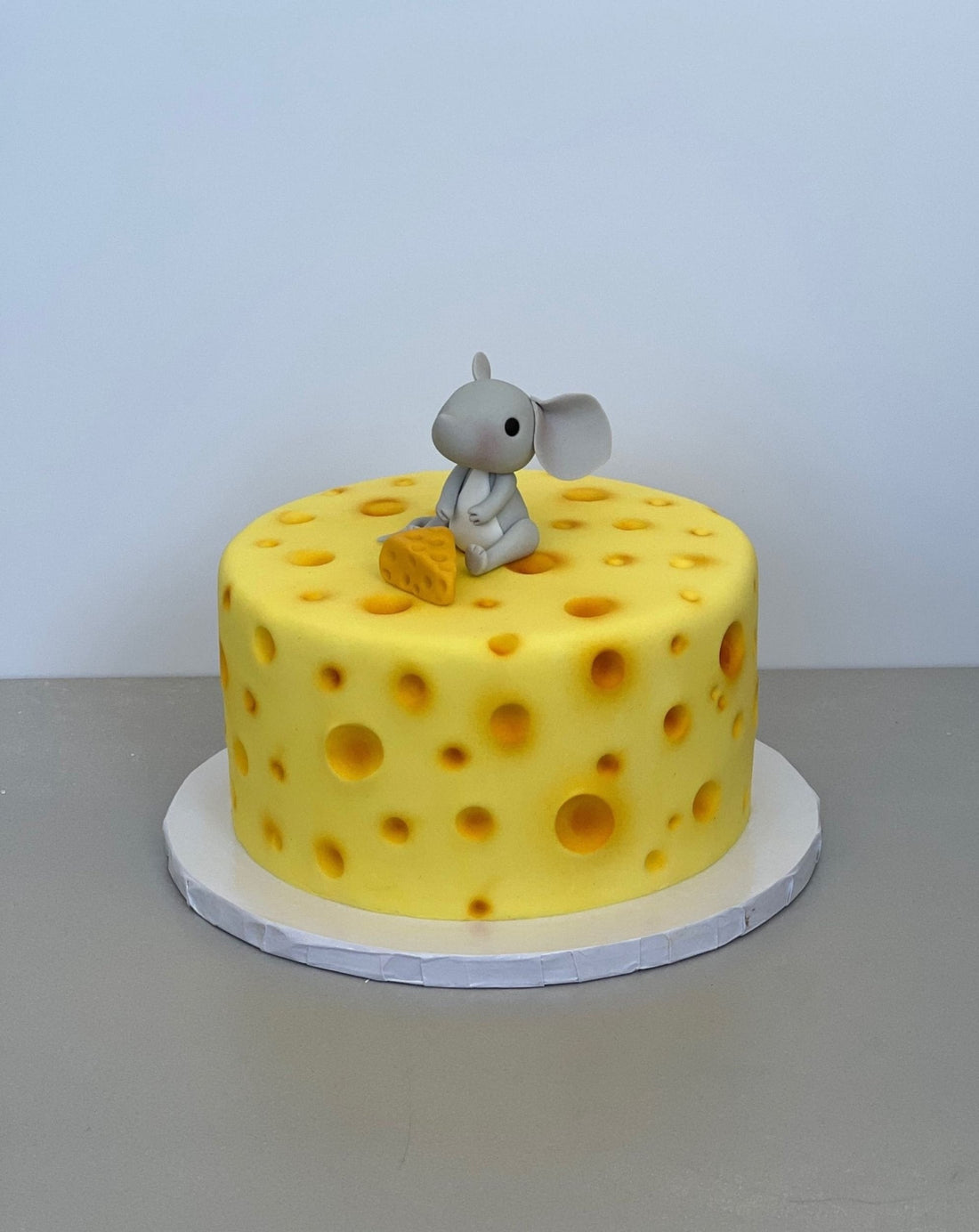 Cheese barrel and mouse in fondant - custom cake