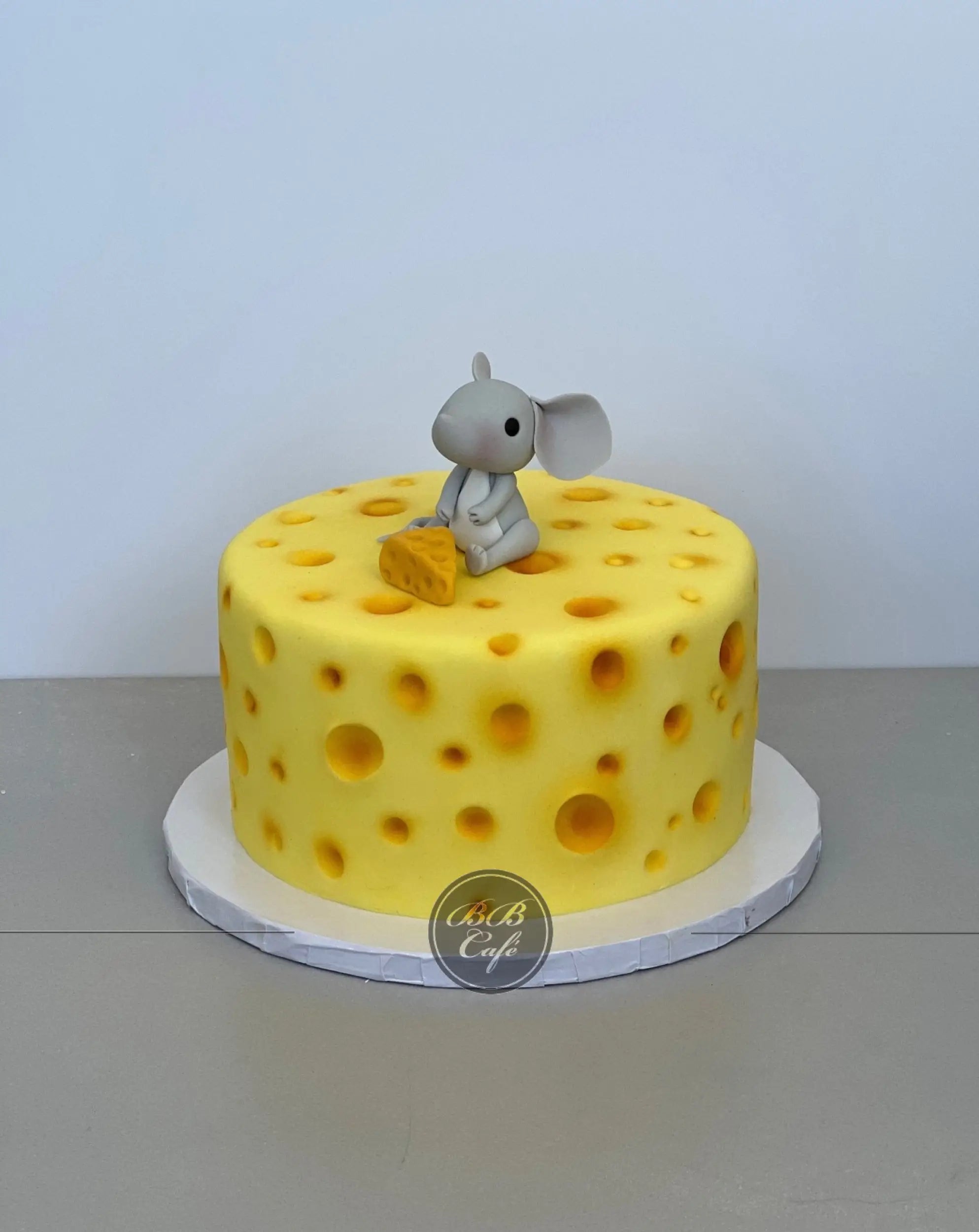 Cheese barrel and mouse in fondant - custom cake
