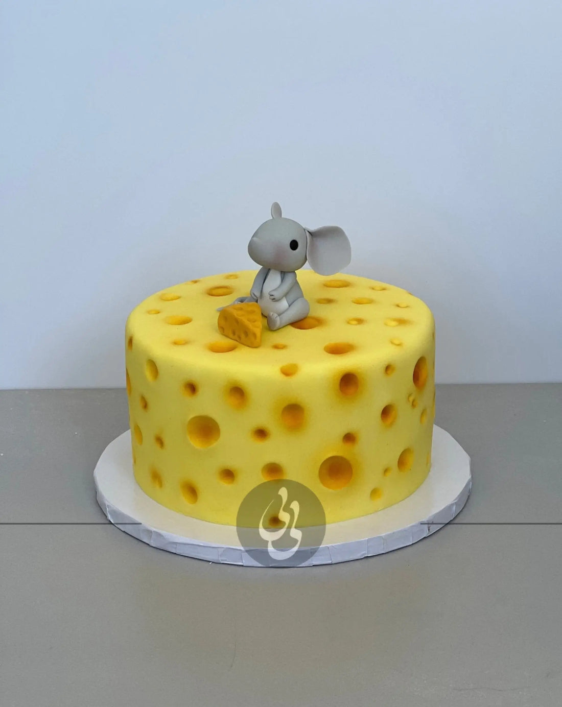 Cheese barrel and mouse in fondant - custom cake